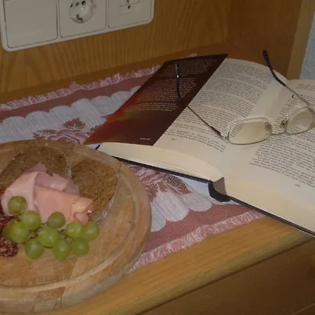 Haus Hugo בית הארחה 3*